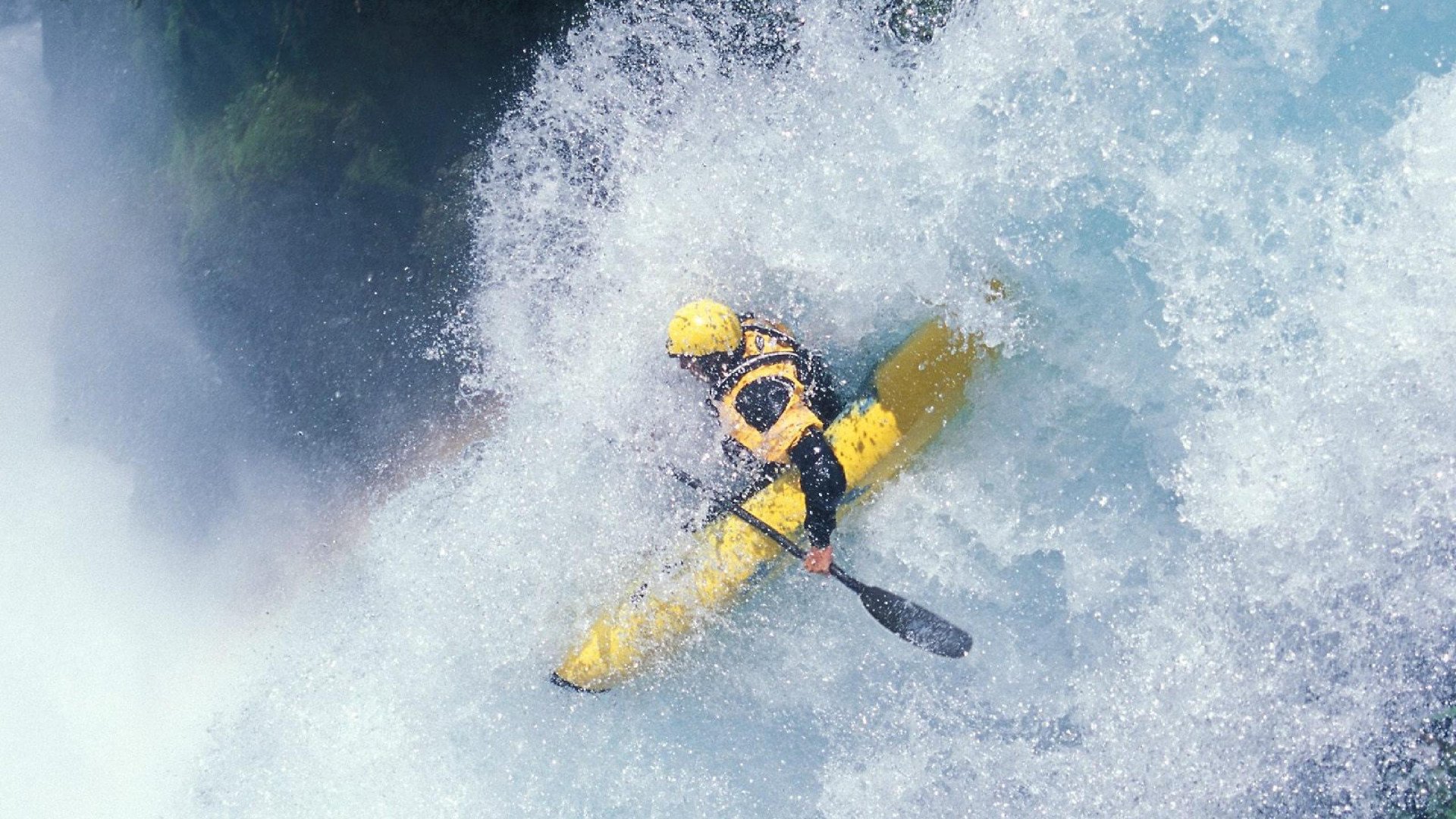赛道上的心跳，阿尔瓦雷斯在F1街道赛之夜的传奇时刻