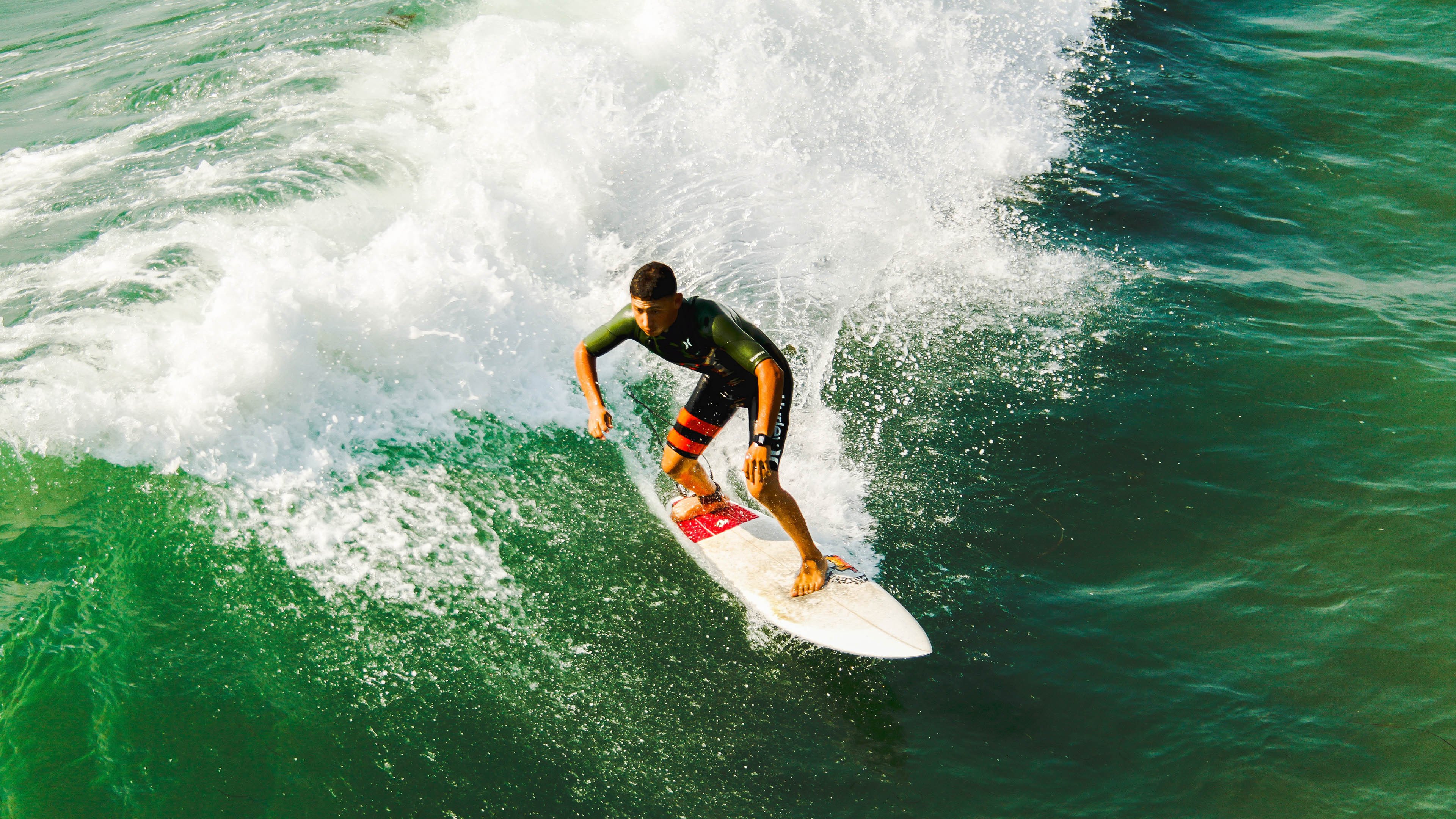 绿茵绝杀与乒乓高光，体育之夜的冰火交响